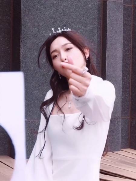 唐嫣头戴皇冠像个仙女,比心的样子好美-全民小视频