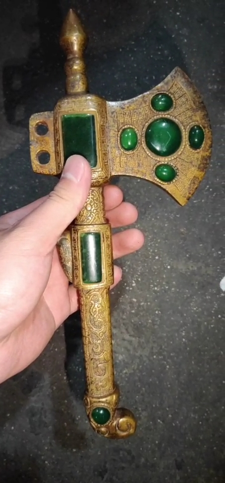 镶翡翠鎏金的沉香开山神斧