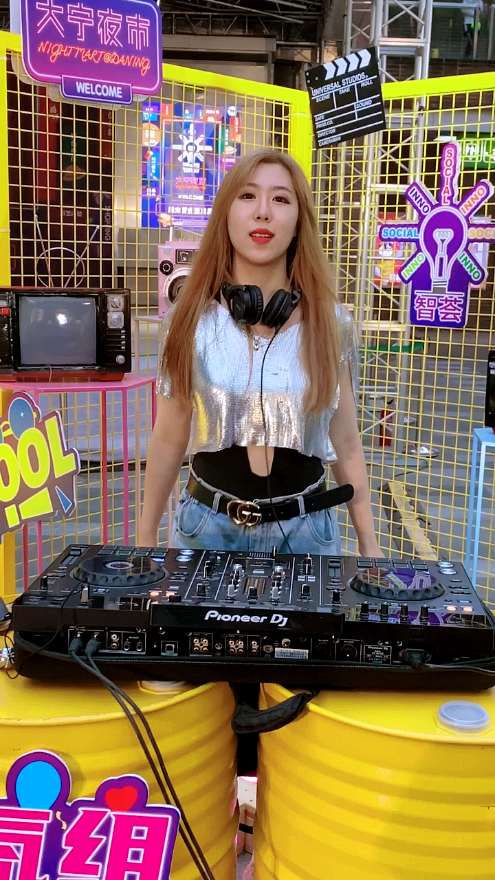 dj女神#大宁夜市美女dj打碟表演,太养眼了.
