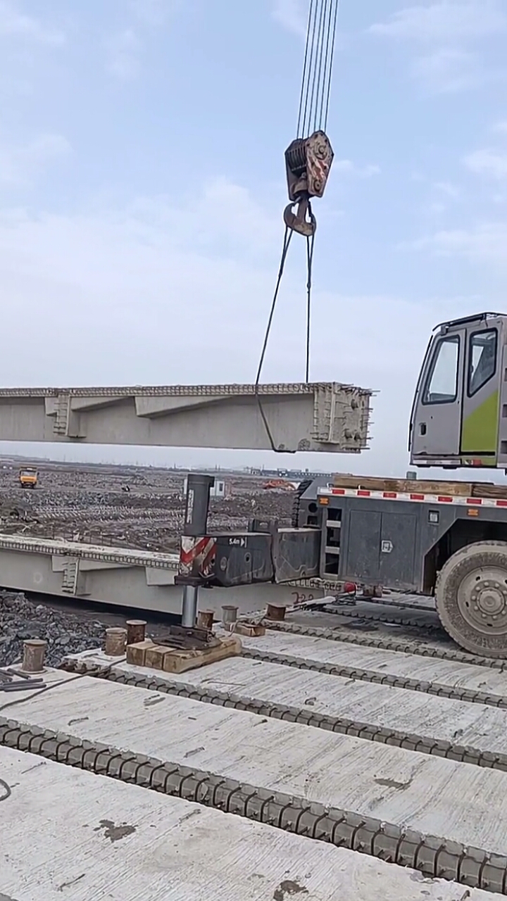 工地实拍#家里目前就这条件,20米的t梁两辆车来吊