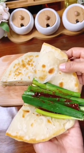 爱美食爱生活#千层饼卷大葱,北方人的最爱