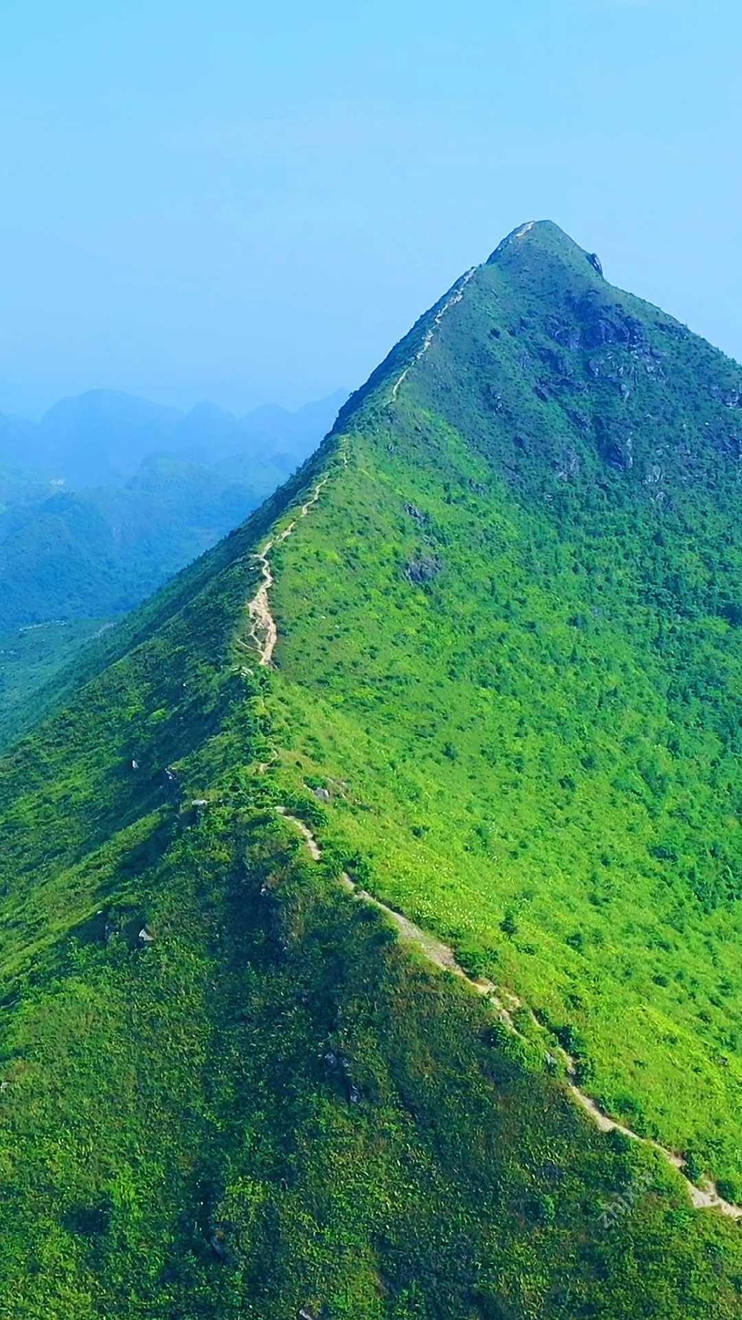 旅游进行时广东顶级山脊徒步路线清远阳山莫六公两边都是喀斯特峰林