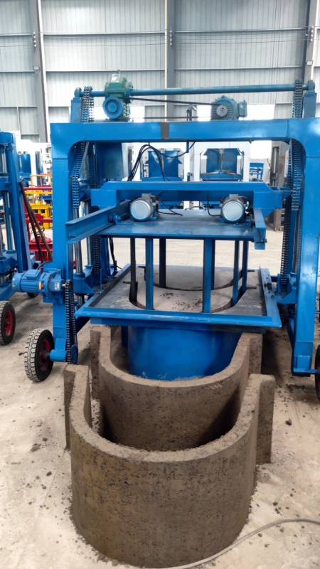 u型渠成型机#万铭定制排水u型水沟现浇机械,农田公路水渠成型机设备