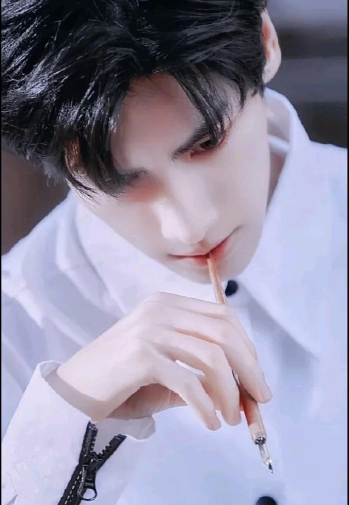 罗云熙罗云熙现代装也很帅哦有霸道总裁那味了气质高冷容貌不凡