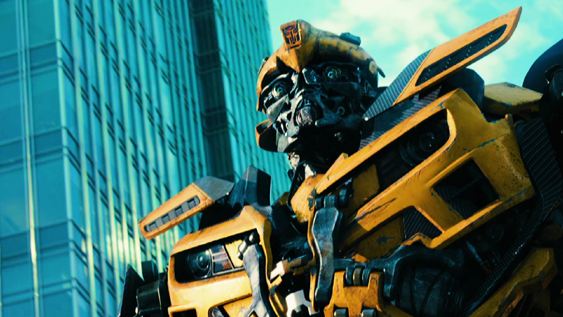 别看大黄蜂平常像个憨憨,面罩带上那是一个狠