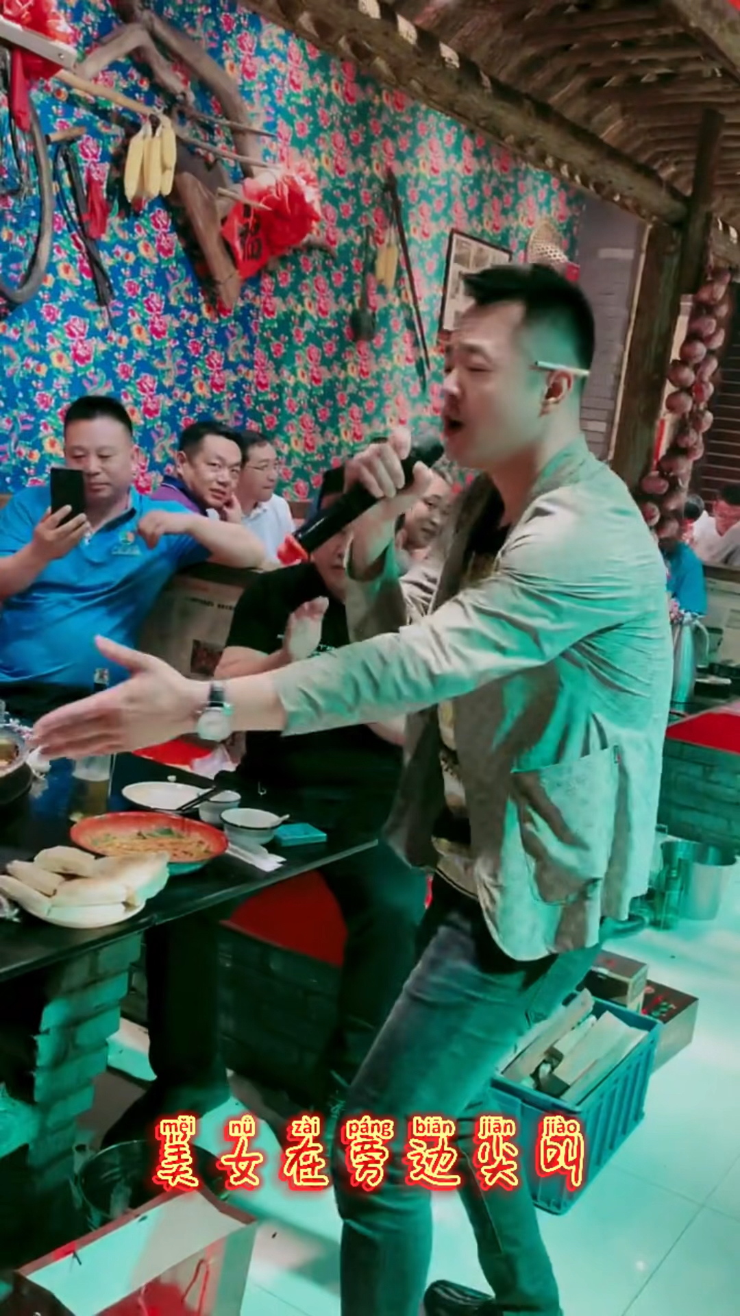 大排档夜场卖唱哥们今晚低调了一点
