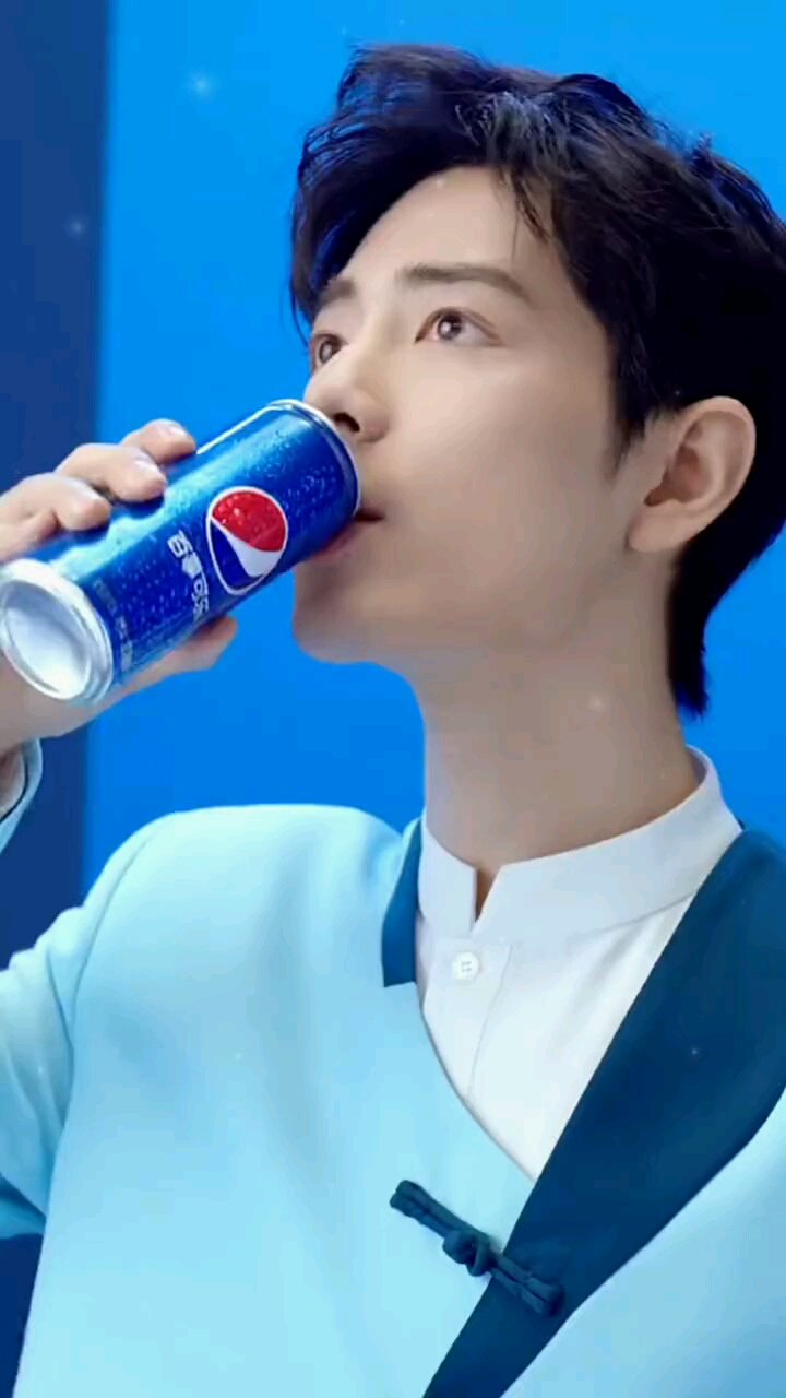 喝可乐都这么帅