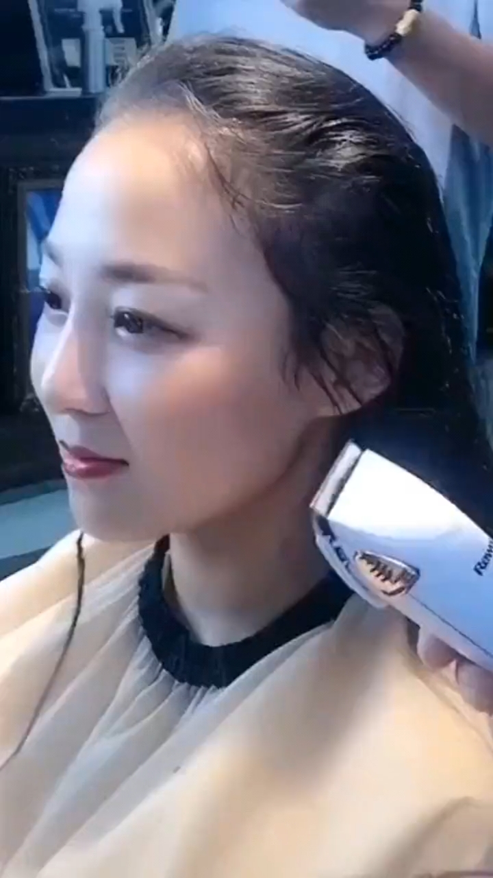 一头秀发的美女不论理发师如何劝阻美女还是坚持要