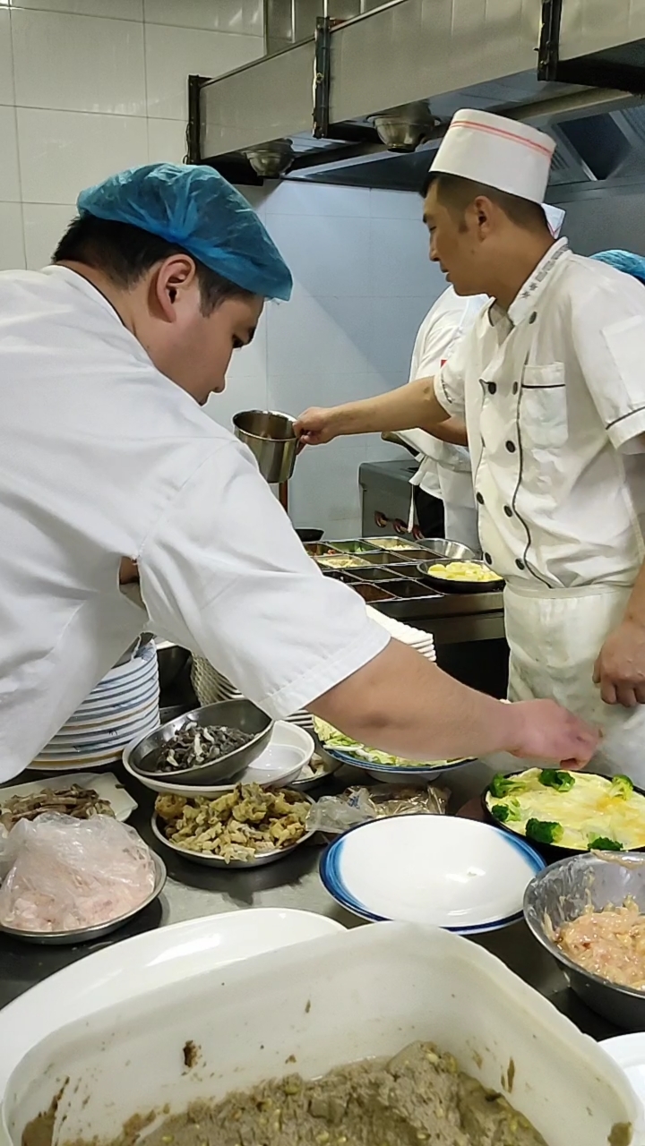 打荷最辛苦,工资是最低的.