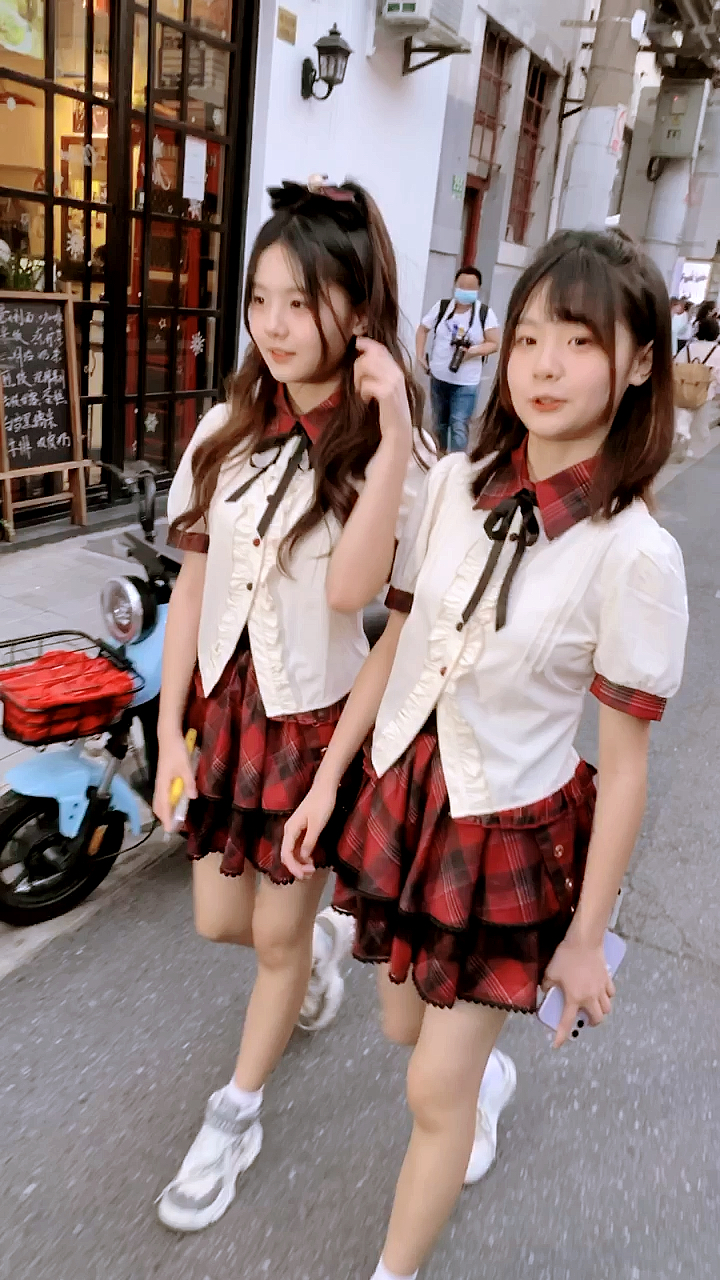 女团#bej48双胞胎姐妹花黄怡慈,黄宣绮出街,这俩小朋友太可爱了…-度