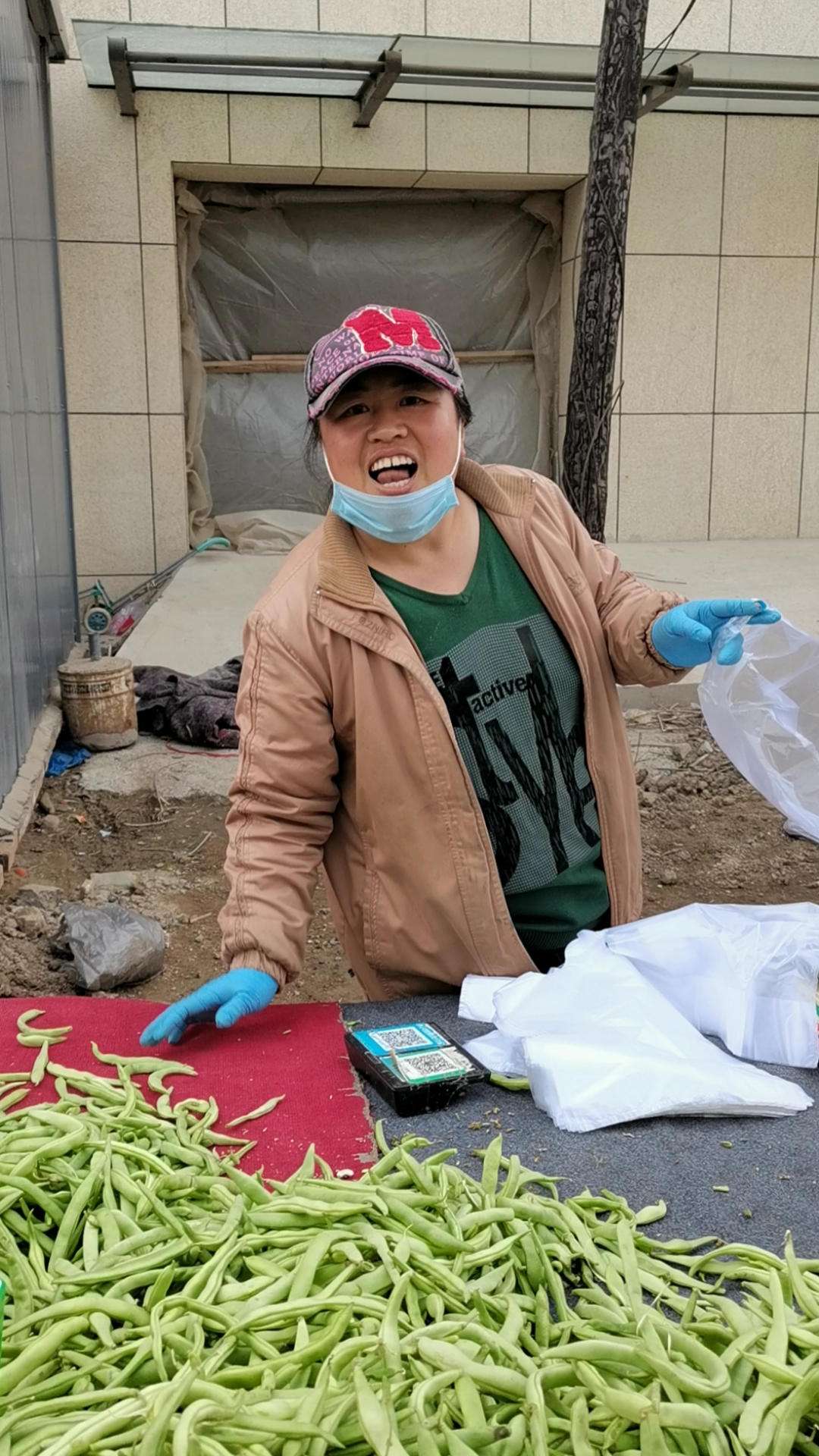 春天来了#去菜市遇见一位快乐的大姐边卖菜边唱歌