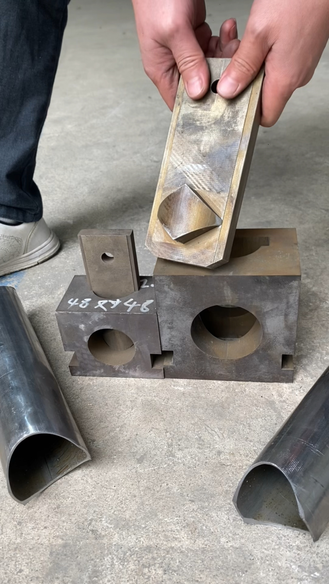 不锈钢圆管切月牙口模具