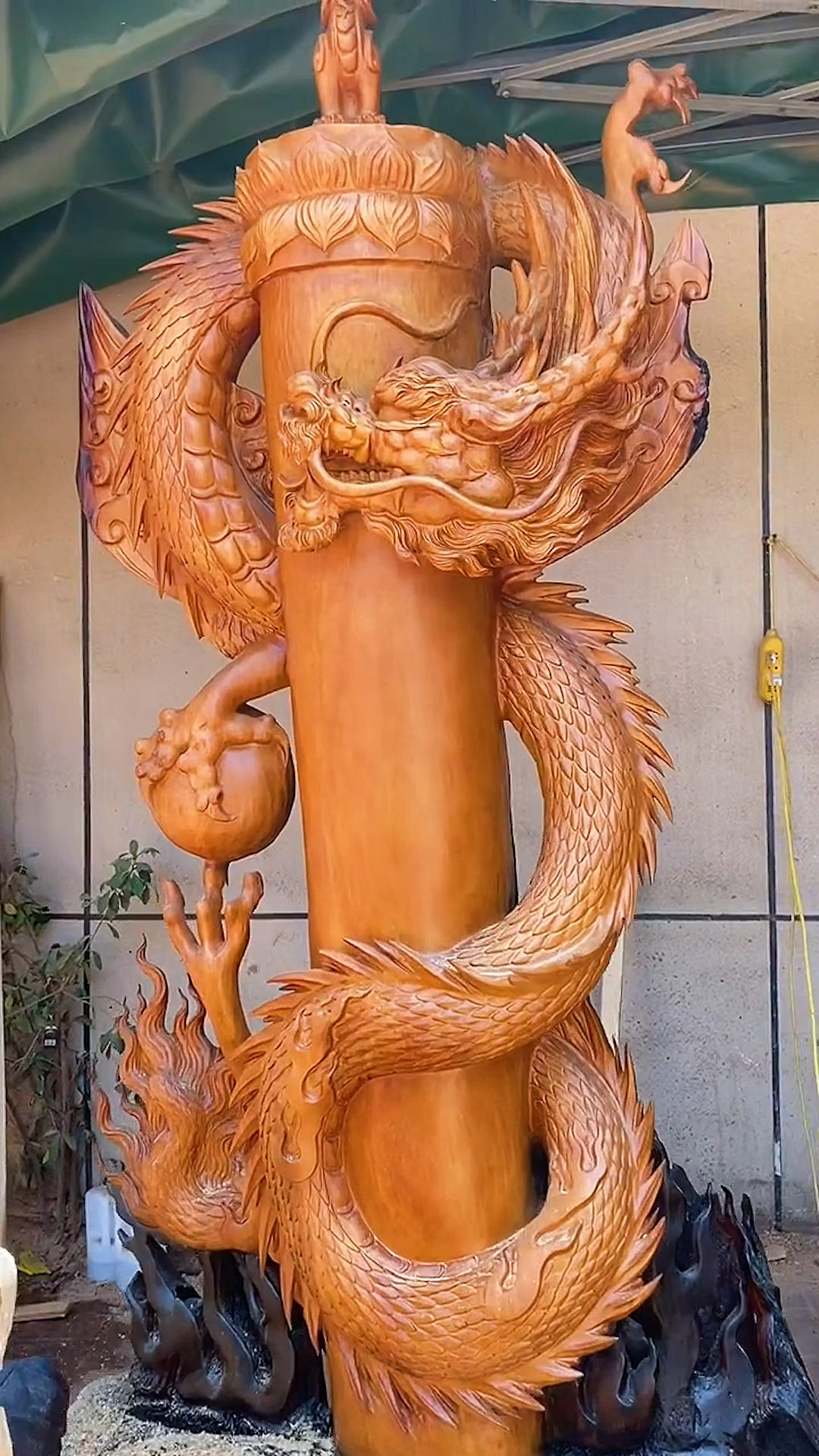 木雕制作过程#花梨木雕龙柱霸气制作过程-度小视