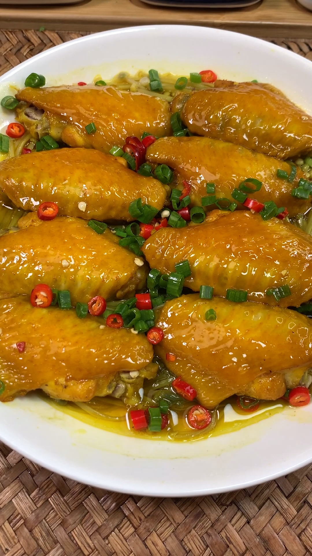 不加一滴水的蒸鸡翅,鲜嫩多汁咸香入味,一盘都不够吃