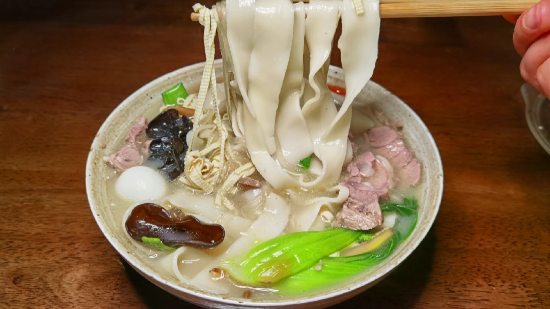 河南#河南正宗羊肉滋补烩面,灵魂在于羊肉白汤的熬制,每次汤都喝干净