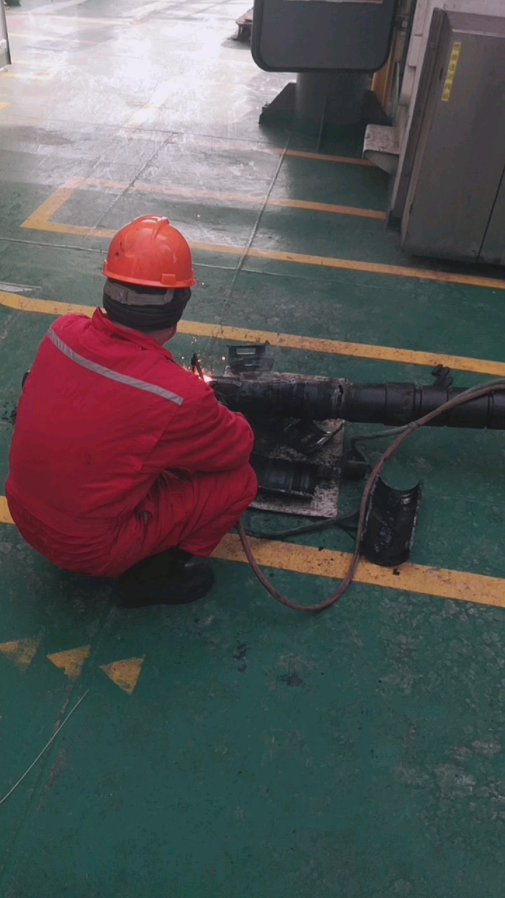 回家路上那些事#气割作业,火花飞舞