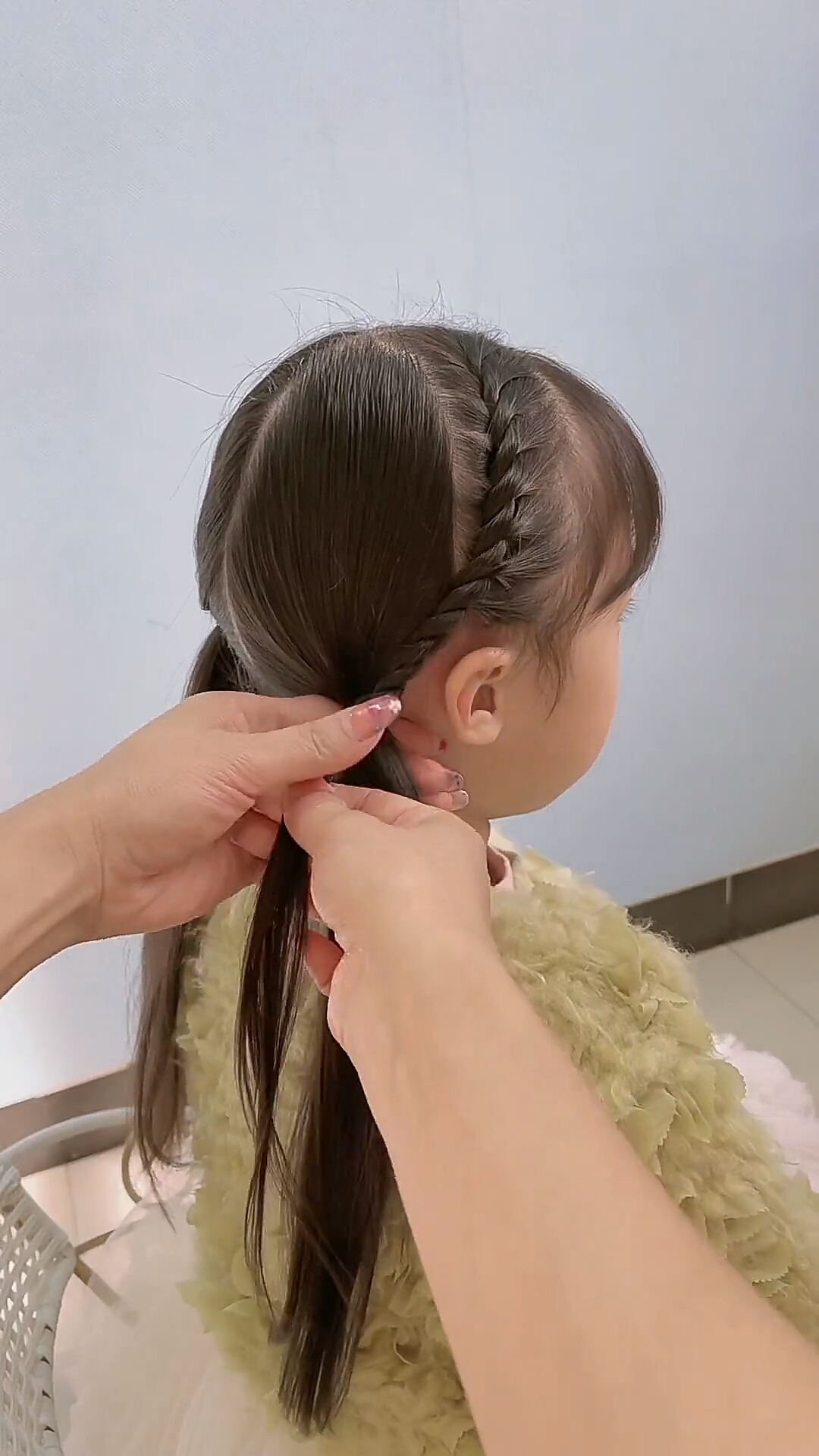 可爱女宝发型,两股拧这样编更有纹路感,你学会了吗?