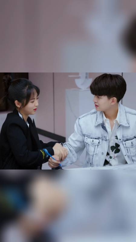 乌鸦小姐与蜥蜴先生#川川和小宁一起工作,各种甜蜜的小互动,互看爱的