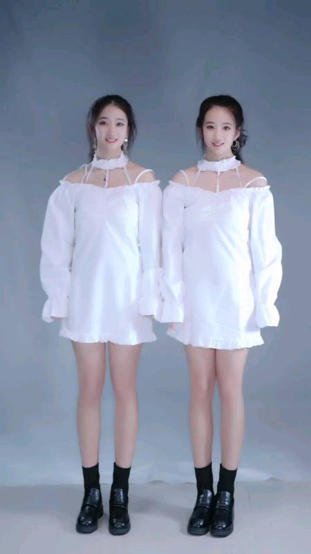 秋季美少女最美双胞胎姐妹花身材真棒越看越可爱