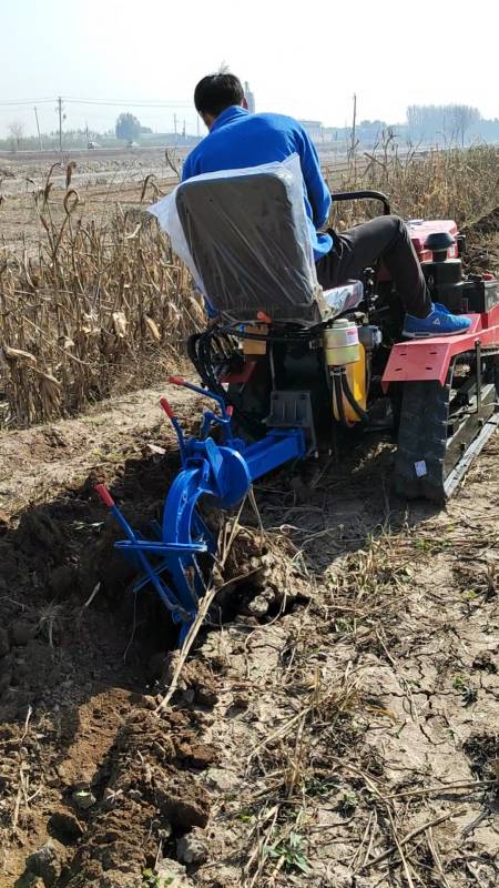 多功能履带微耕机配带新型单铧犁
