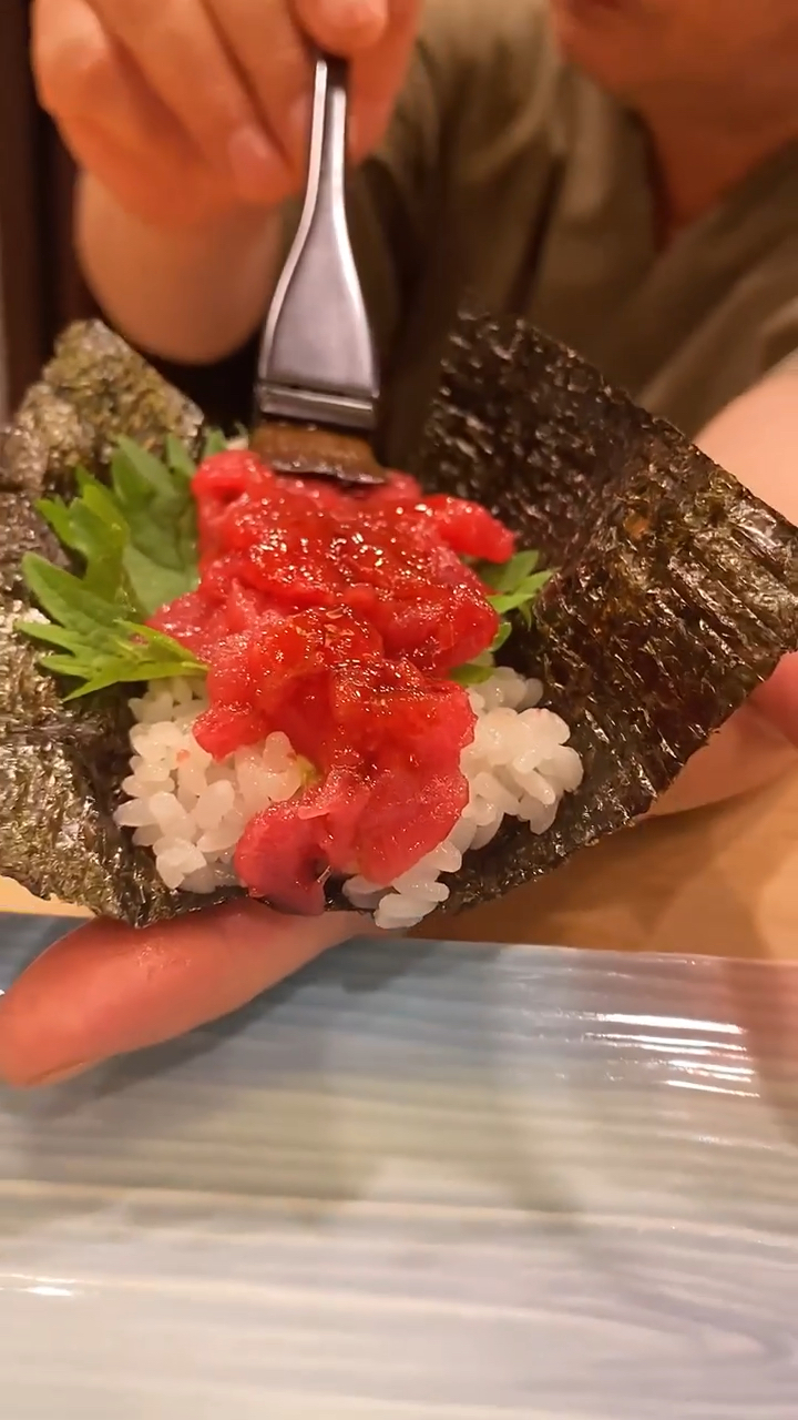 现刮的金枪鱼手卷!