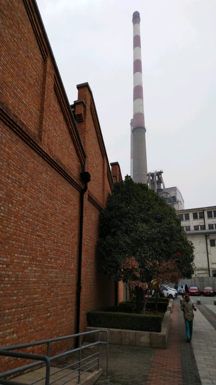 去上海国际时尚中心观光时拍了几张照片,前面两个大烟囱是隔壁的上海