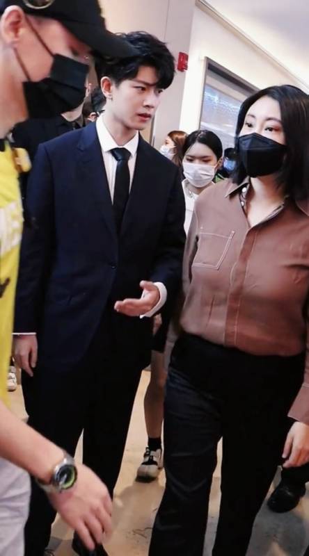 明星#任嘉伦出席晚会,与助理沟通,画面很甜