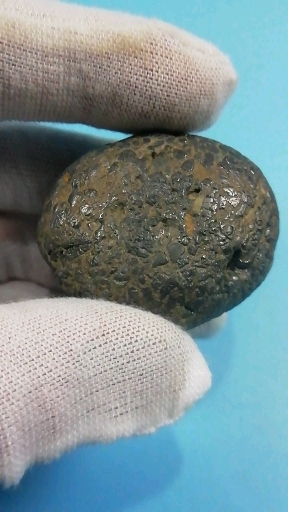 分享一颗稀有球形体中的颗粒碳质石质石陨石,喜欢的石友藏友点赞鼓励