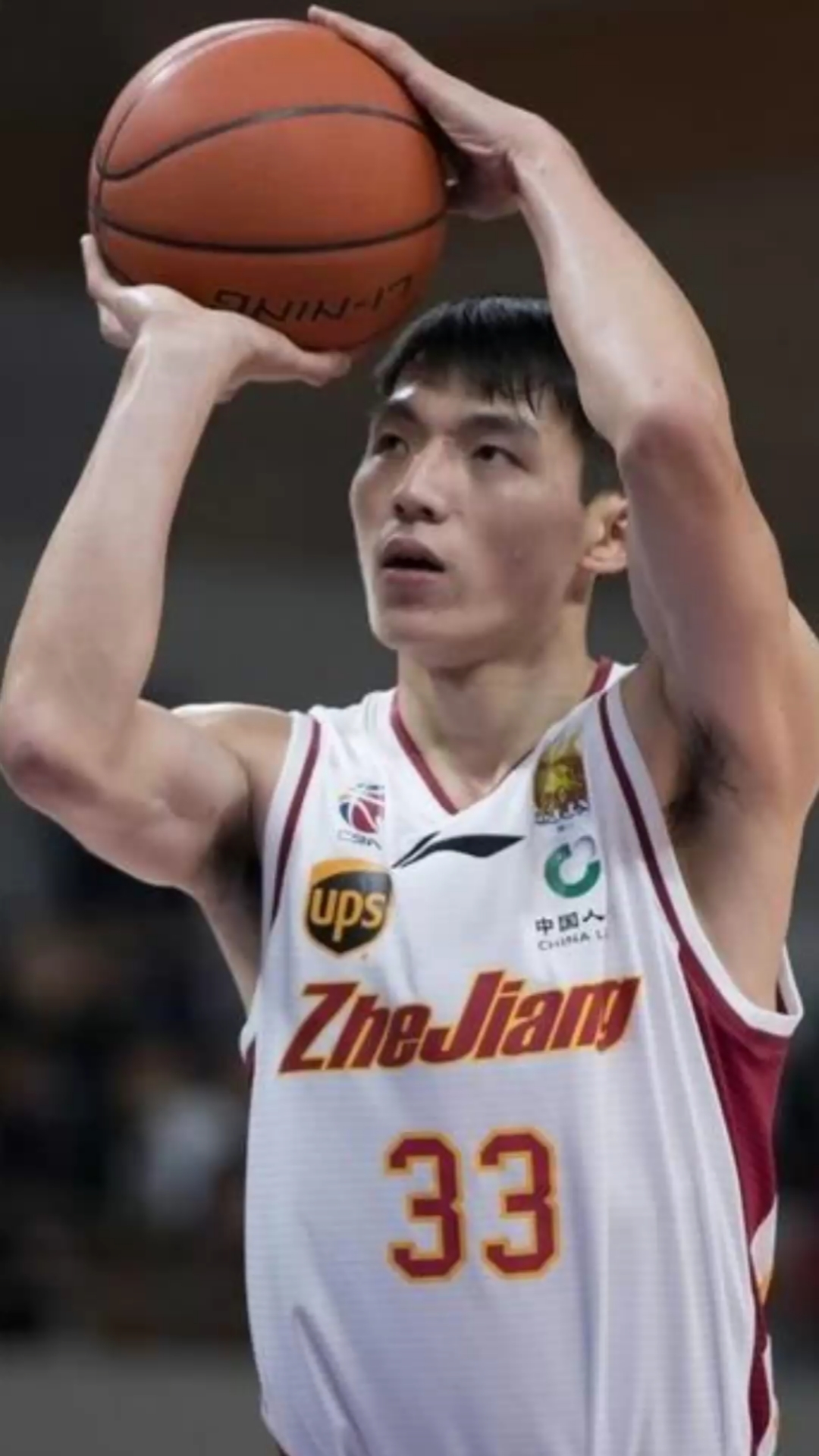 篮球#刘晓宇持球突破内线吸引包夹后妙传45底角,助攻吴前命中高难度