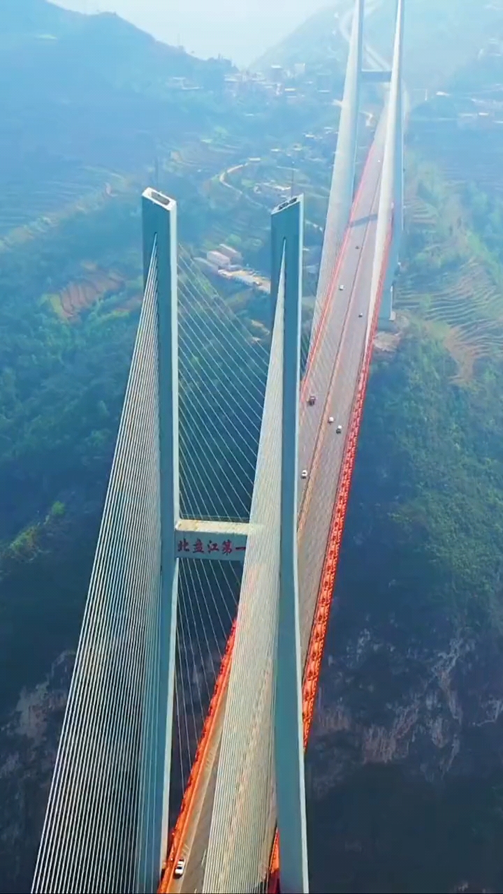 世界上最高最宏伟的桥梁北盘江大桥,在大桥上开车感觉像腾云驾雾一般