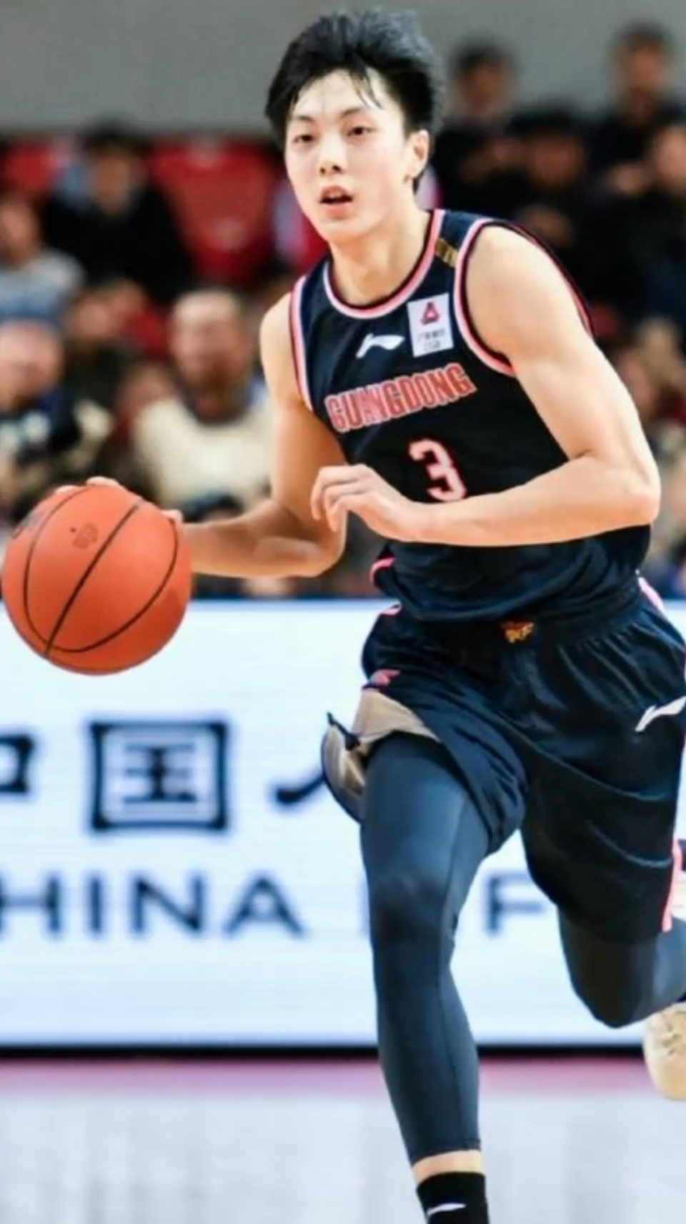 篮球#未来中国第一分卫?胡明轩快攻反击一条龙上篮打成2 1!