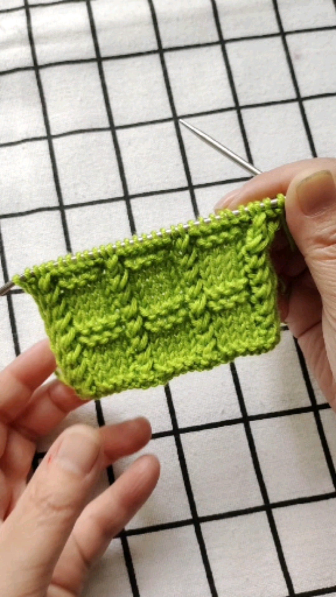 纯手工编织毛衣#鱼骨针编织教程,2针2行一个花样-度小视