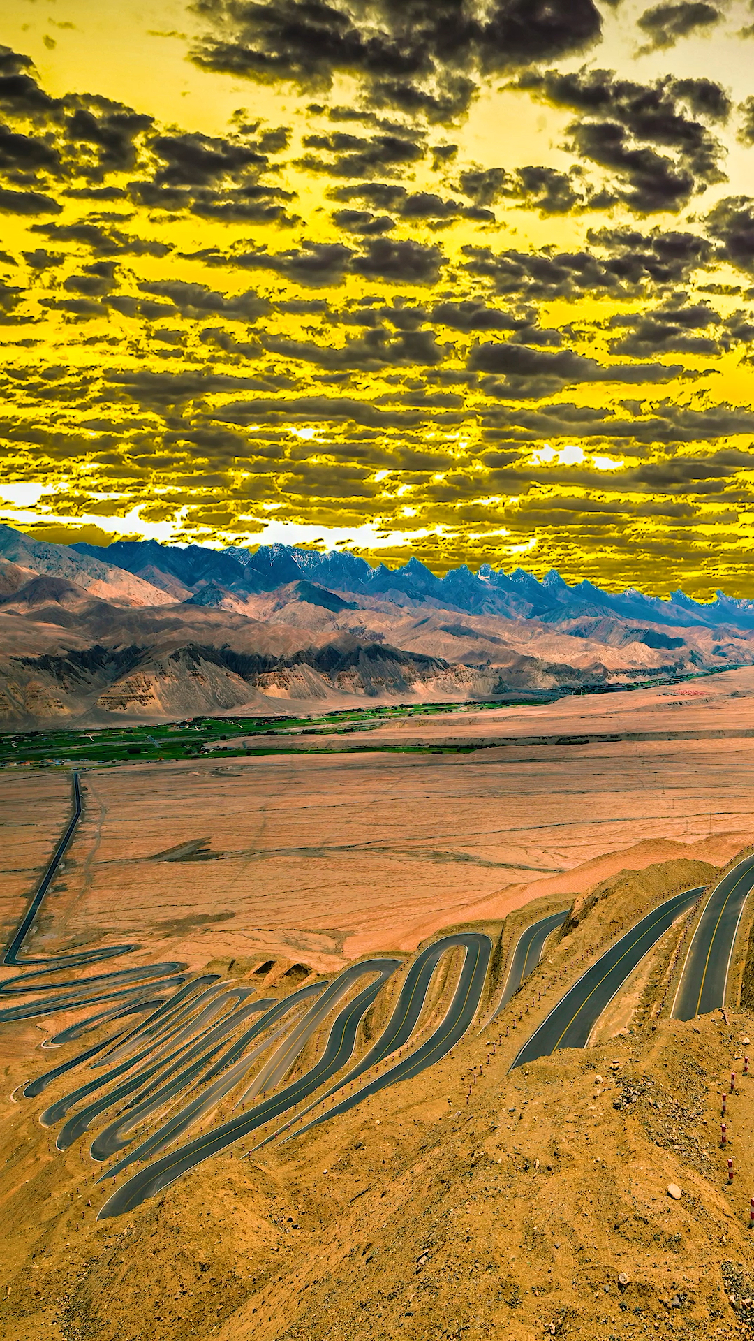 带上全民去旅行新疆帕米尔高原上的盘龙古道全长70公里超过600个s湾走