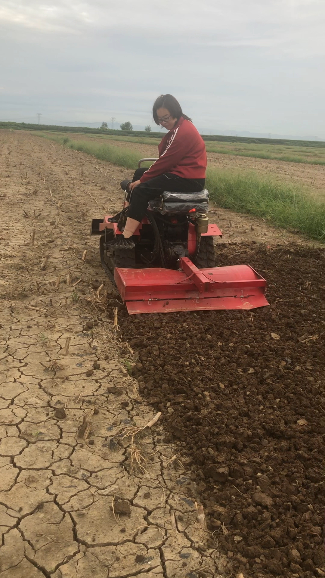 履带旋耕机#旋耕犁地效果就是好,美女也可轻松驾驶-度小视