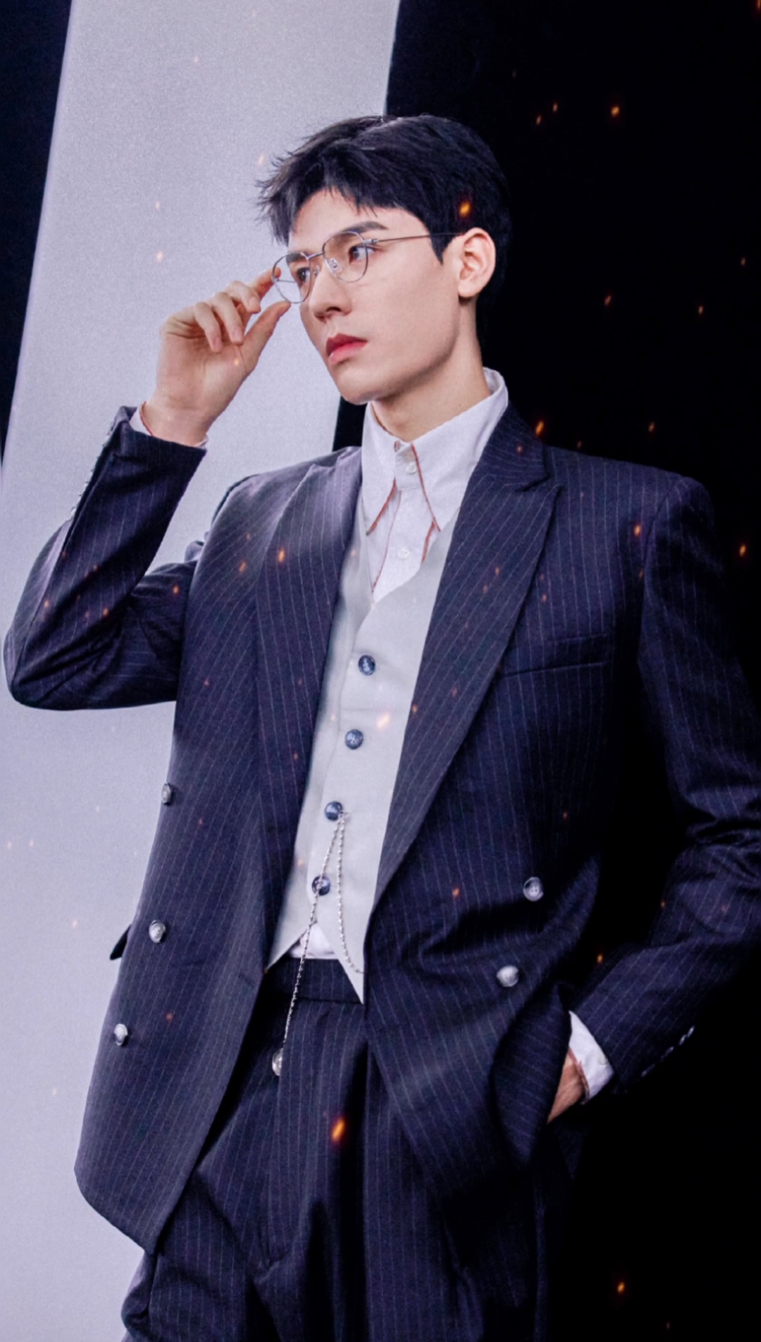 穿西装戴眼镜的龚俊帅出了新高度!