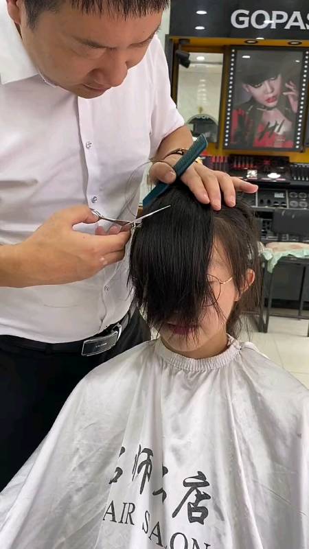 16岁女孩剪掉16年来的长发,要上高一了学校要求剪头发
