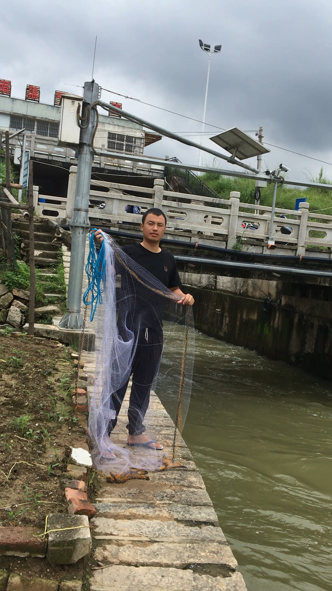 水闸放水,出来撒网来抓鱼了!