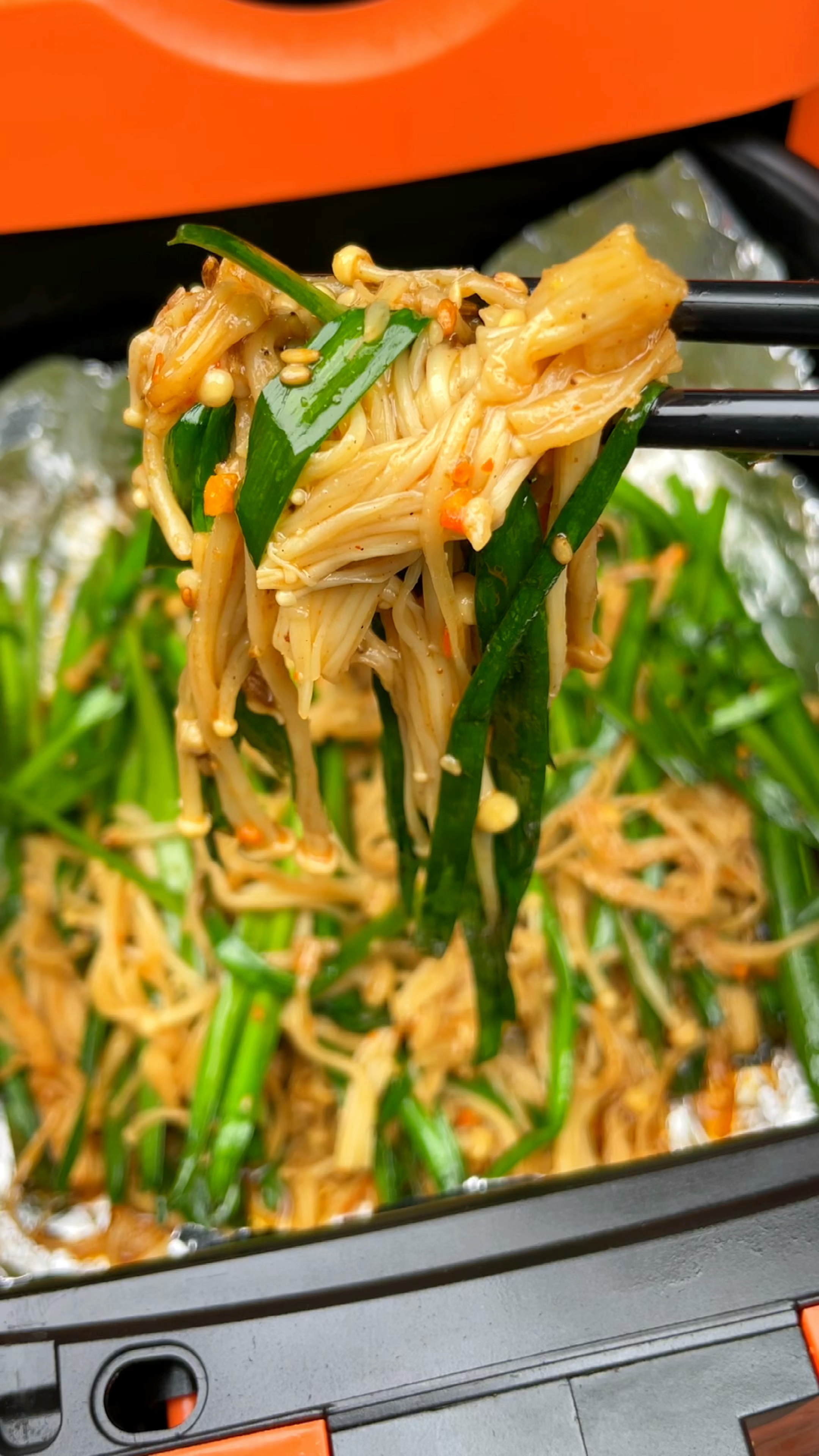 这个空气炸锅烤的烧烤味金针菇韭菜来啦!配上啤酒绝绝子!