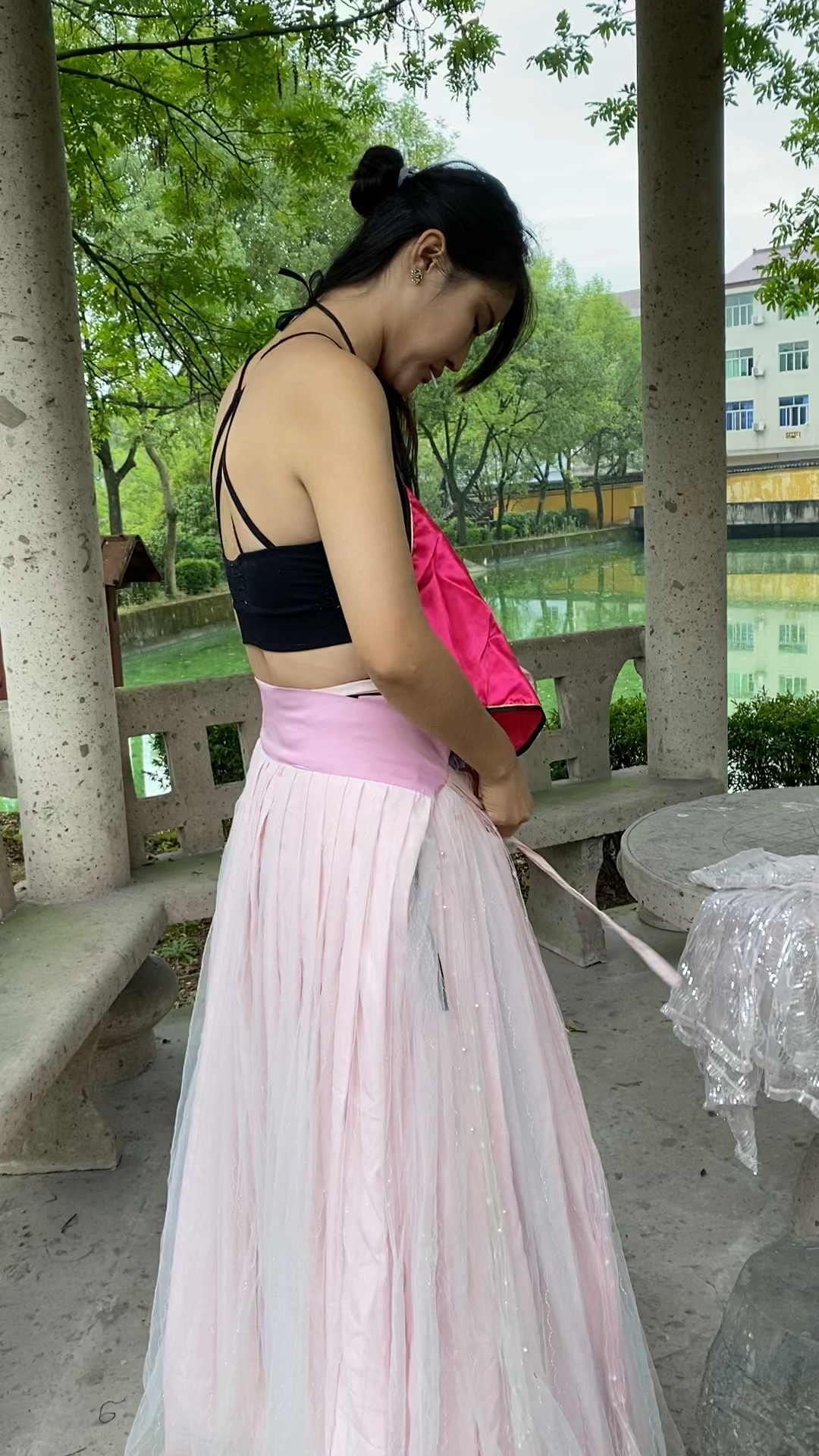 女演员换衣服,不让拍