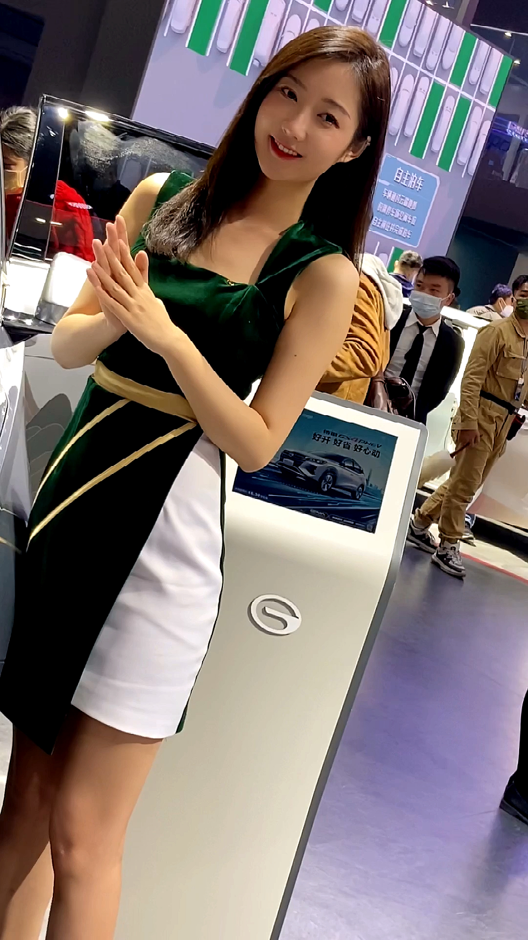 曾经大学校花,如今的顶级车模,出场费高达30w,到哪都是焦点