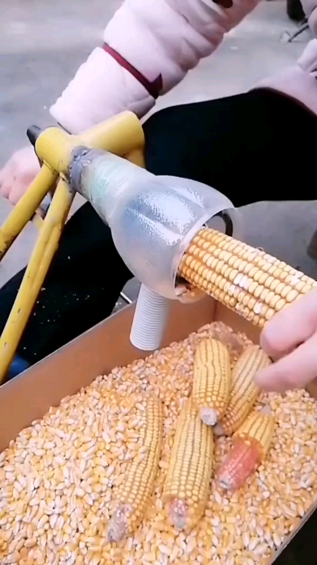 自制手摇玉米脱粒机.