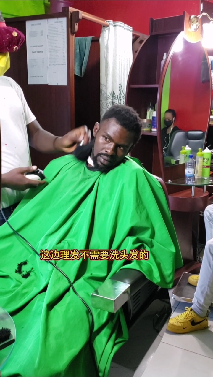 非洲#让非洲发型师托尼老师理一次发也是比较贵的