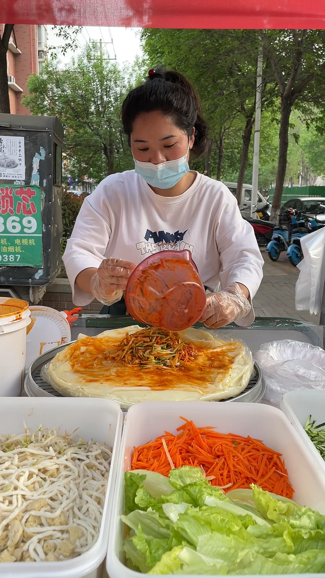 在家没事支个小摊做卷凉皮,小区门口来来往往人也很多,天天50斤不够卖