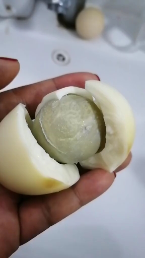 原来鸡蛋滚脸真的可以排毒,效果不错