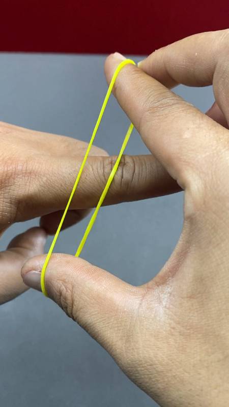 橡皮筋穿越手指最简单的手指魔术