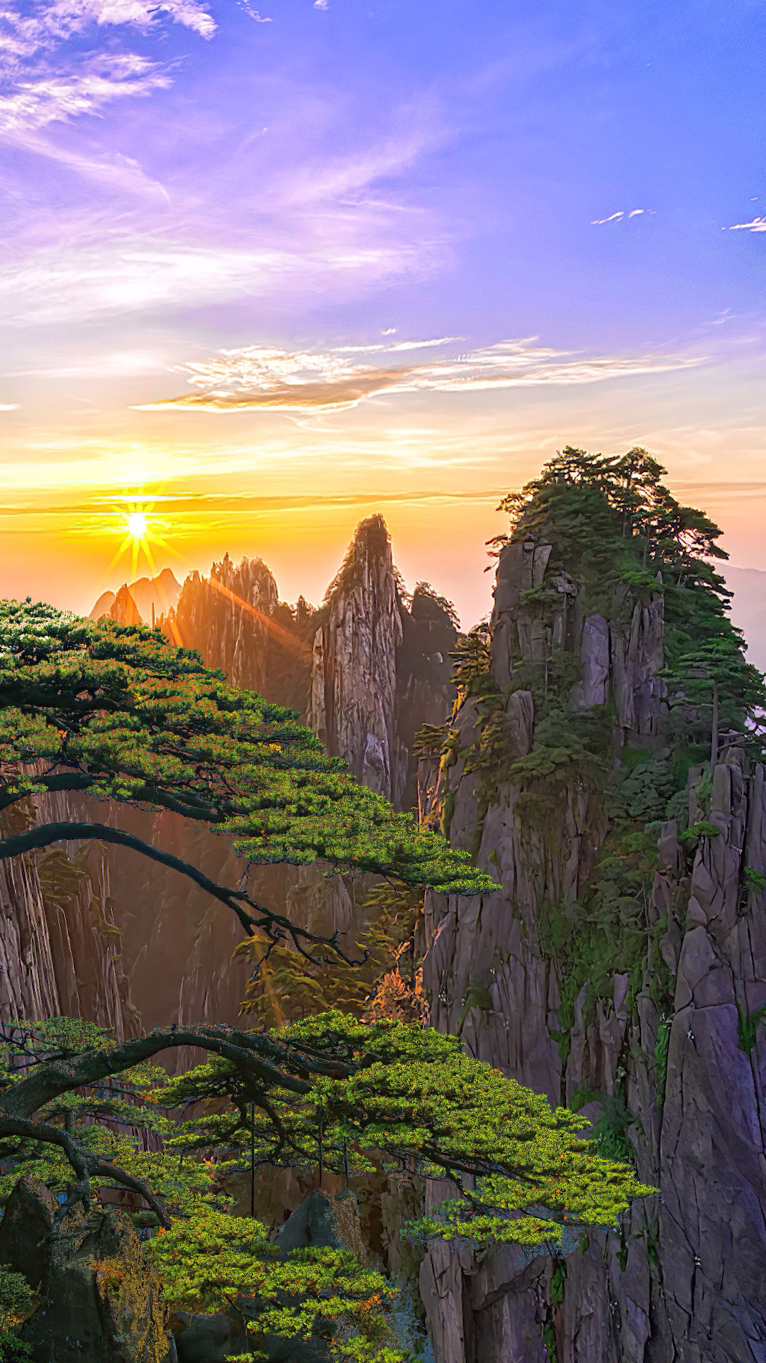 黄山#日出东方催人醒,不及晚霞懂我心,辞别再无相见日,终是一人渡