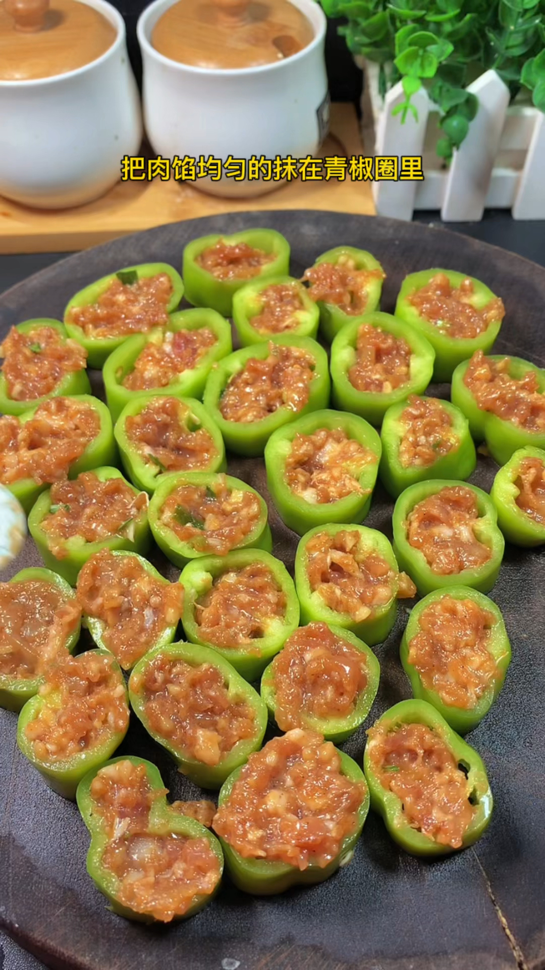 在家做个拿手菜#炸青椒盒子你吃过吗?好吃的很!-度小视