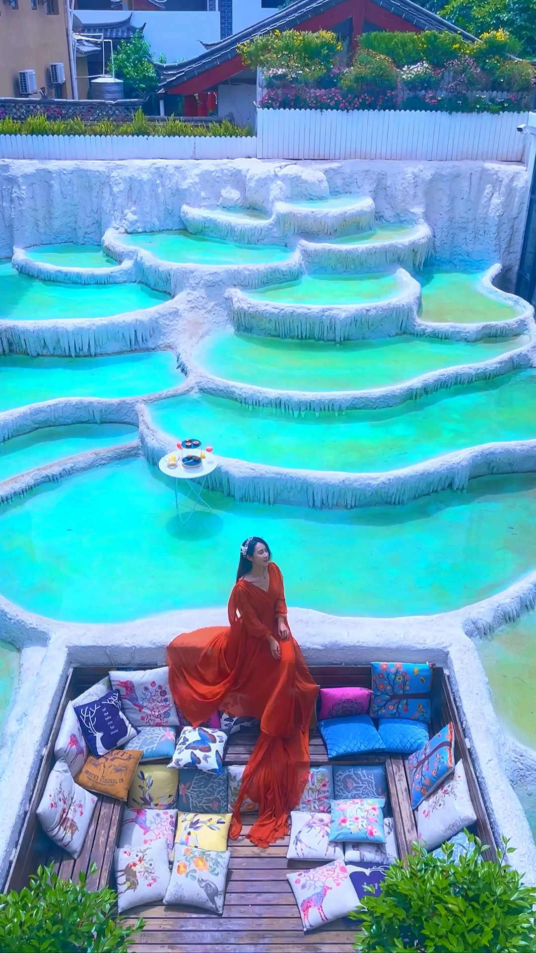 不用去浪漫的土耳其,丽江客栈老板居然把棉花堡搬进了自家院子!