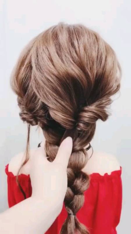 全民最火编发#卷发这样编太显气质了