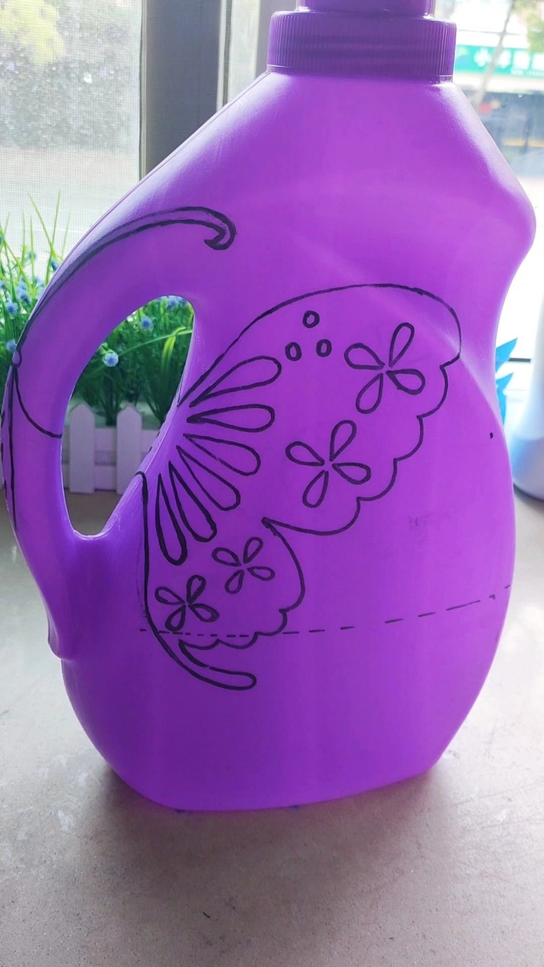 梅子手工花盆#蝴蝶花盆教程(一),图案根据左上角剪纸图画的,画的像不